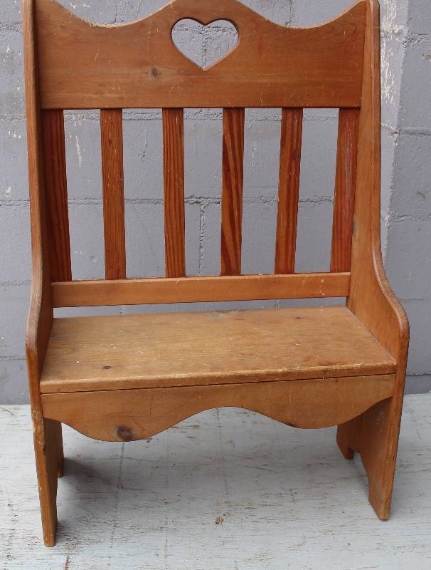 lot 3056 image: Childs  Doll Bench seat - height 12.5