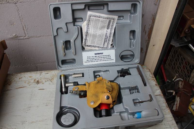 lot 3062 image: Central Pneumatic Professional Air Palm Nailer