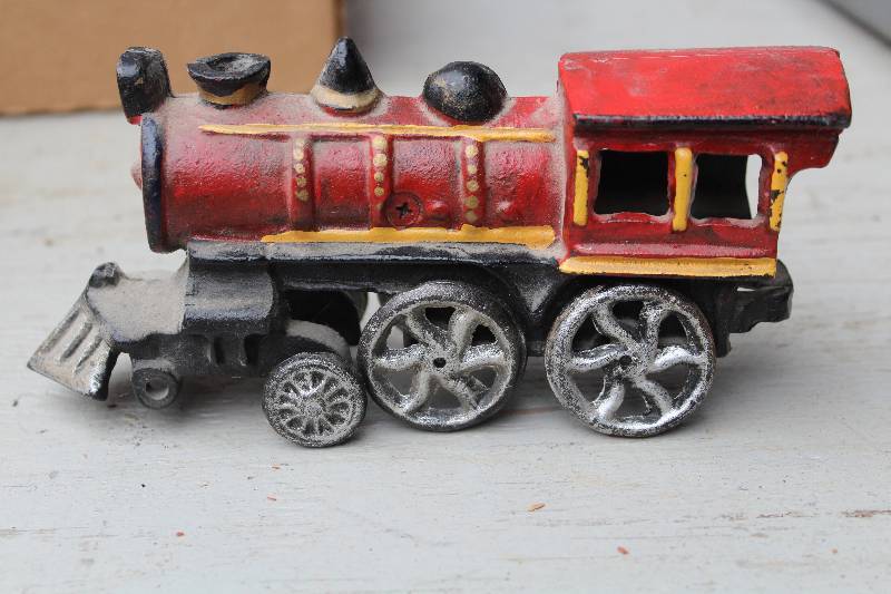 lot 3063 image: Cast Iron Locomotive - missing one wheel