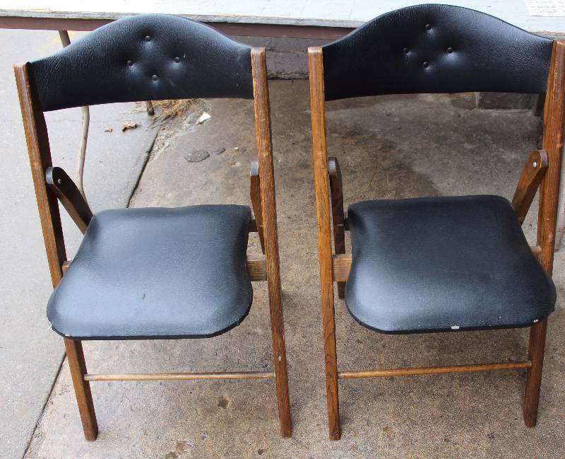 lot 3070 image: Lot of 2 Folding Chairs
