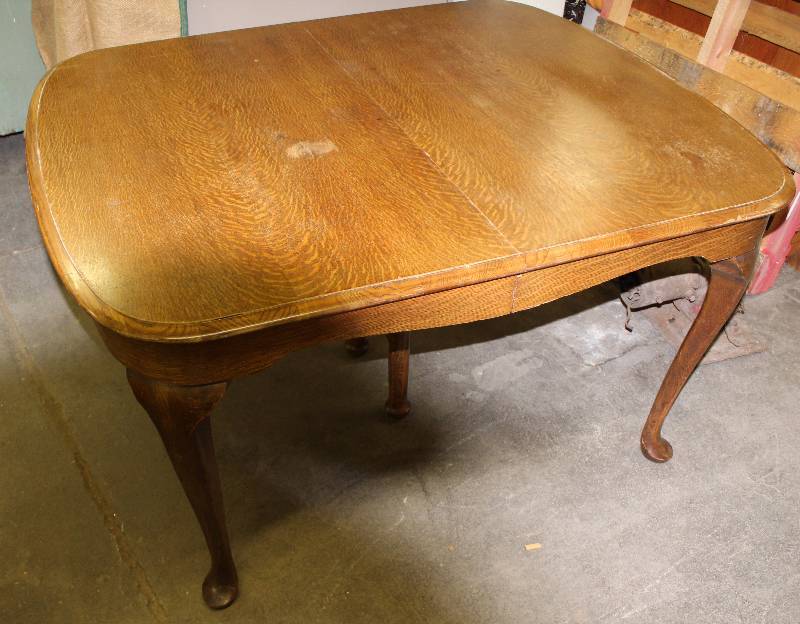 lot 3075 image: Oak Dining Table w Queen Anne Legs 55 x 45