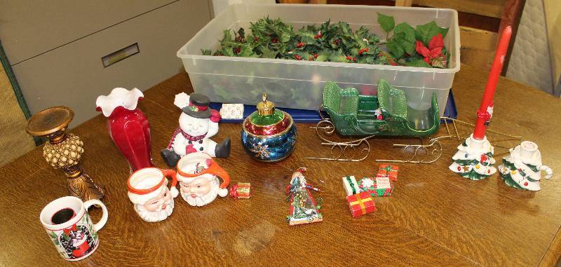 lot 3078 image: Storage Tub w Lid w X-Mas Items - See Photos -Christmas Stuff