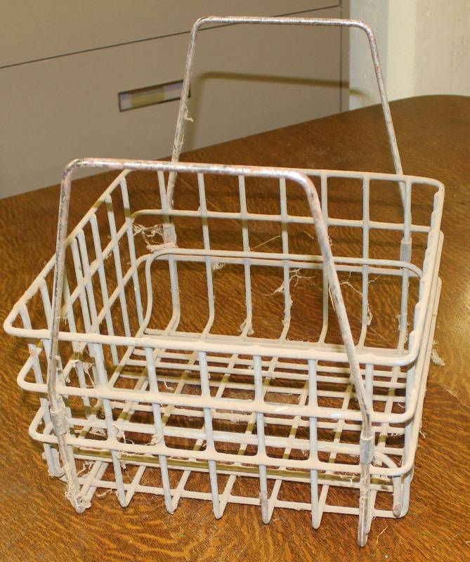 lot 3083 image: Metal Crate w handles - COOL Dcor