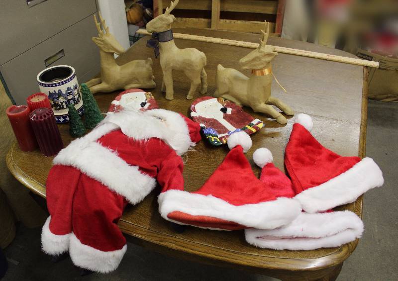 lot 3092 image: Lot of X-Mas - Plush Reindeer, Santa Hats, and Candle, Santa Claus - Ho Ho Ho
