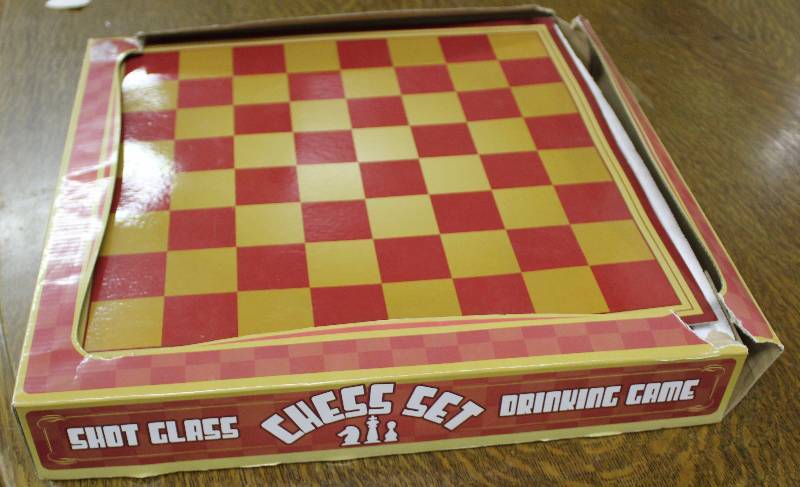 lot 3093 image: Shot Glass Chess Set - All Pieces are there, box is damaged - a fun gift