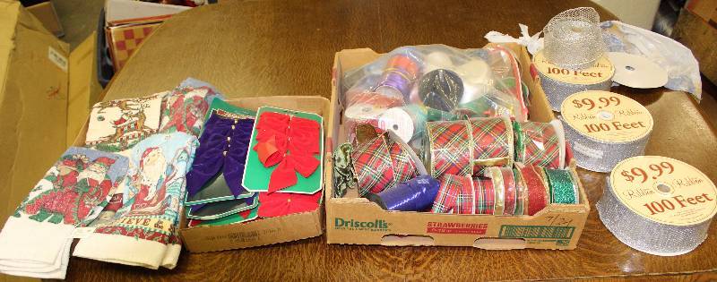 lot 3096 image: Lot of Ribbon Bows and 4 Hand Towels - CHRISTMAS