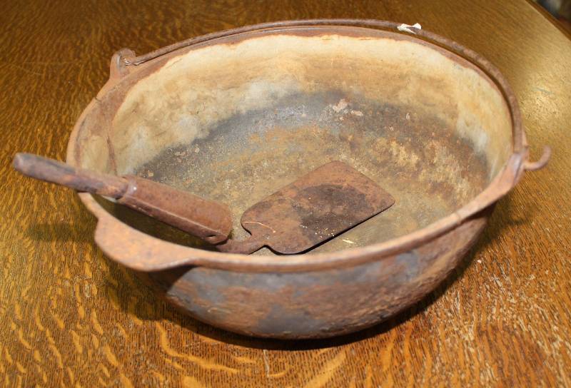 lot 3098 image: Cast Iron Pot and Spatula - has crack - see images