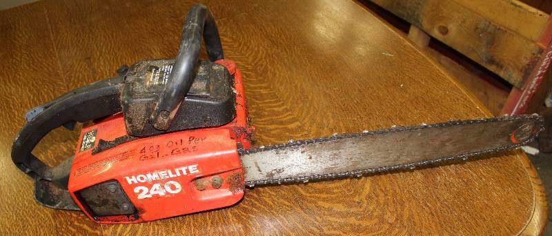 lot 3099 image: Homelite 240 Chain Saw - Has Compression