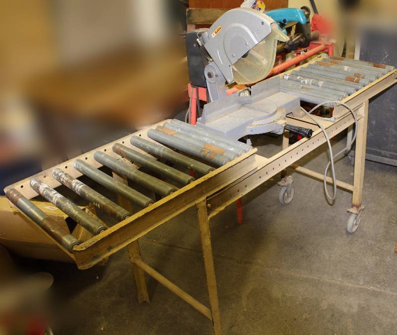 lot 3104 image: Makita 10 Miter Saw on Rolling Stand - works