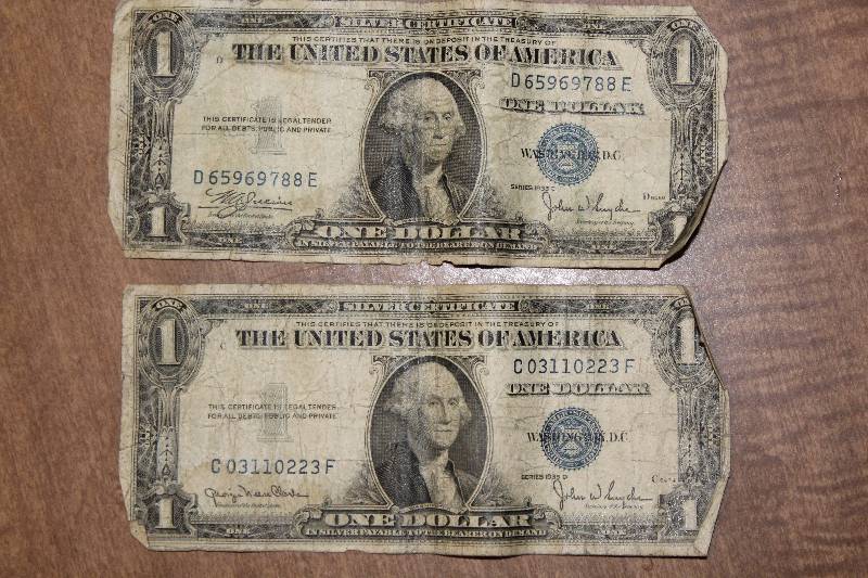 lot 3142 image: Lot of 2-1935 One Dollar Silver Certificates - Blue Seal