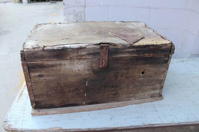 lot 3135 image: Old Wood Trunk 30 x 17.5 x 15 tall
