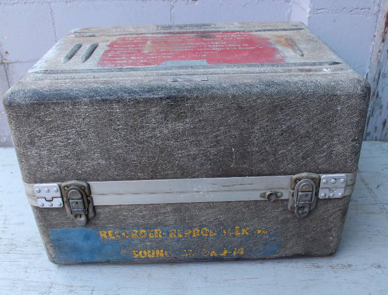 lot 3136 image: Fiberglass Case - 26 x 20 x16.5