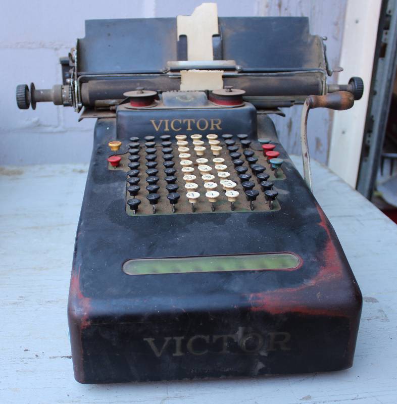 lot 3137 image: Old Vintage VICTOR Adding Machine