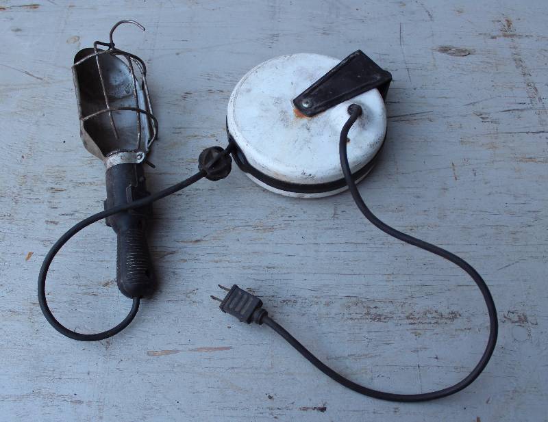 lot 3151 image: Trouble Light on Cord Reel - Tested and works, bulb not included