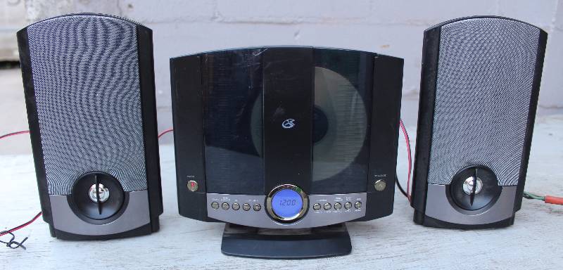 lot 3178 image: GPX CD Player with 2 Speakers - Works