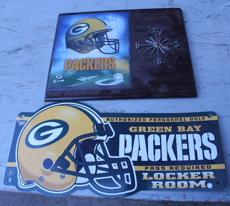 lot 3193 image: Green Bay Packers Clock and Sign (battery not included)
