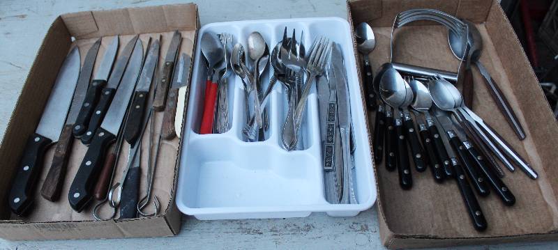 lot 3194 image: 3 Boxes of Flatware and Knives