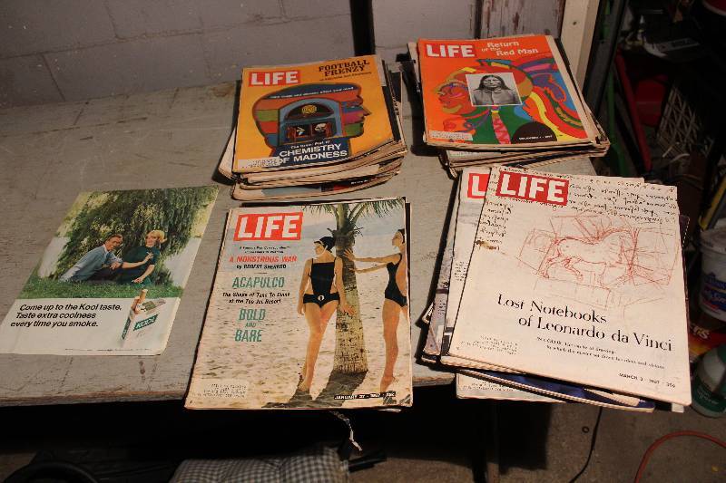 lot 3204 image: Over 35 LIFE Magazines from 1967 and 1971 (Vintage Advertisements)