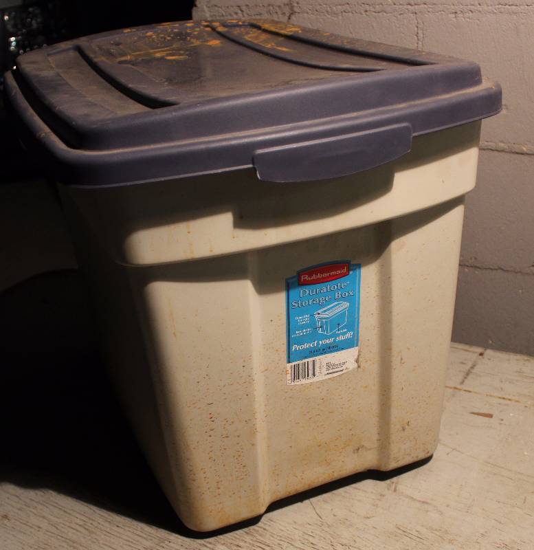 lot 3205 image: Rubbermaid Tub with Lid