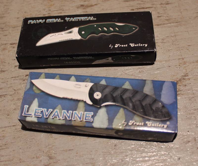 lot 3207 image: Lot of 2 Pocket Knifes w Gift Boxes - STOCKING STUFFERS
