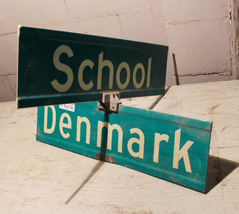lot 3209 image: Old Street Sign