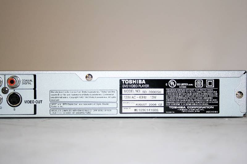 lot 530 image: TOSHIBA  DVD VIDEO PLAYER SD-3990