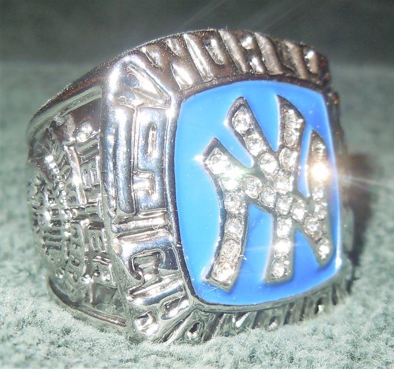 lot 204 image: Replica World Championship Ring Size 11-12 NY Yankees