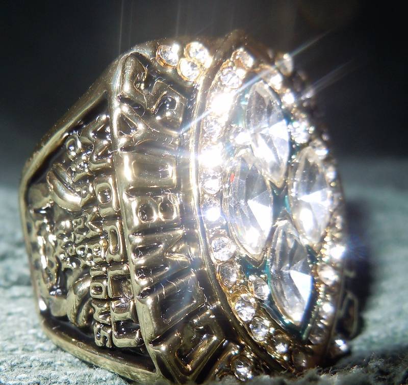 lot 208 image: Replica World Championship Ring Size 10 Dallas Cowboys