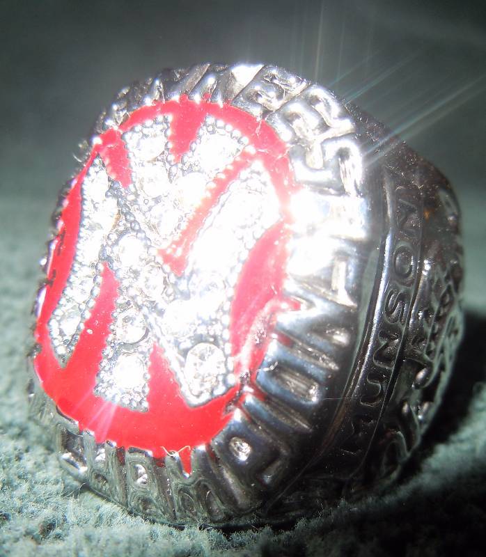 lot 211 image: Replica World Championship Ring Size 11-12 NY Yankees