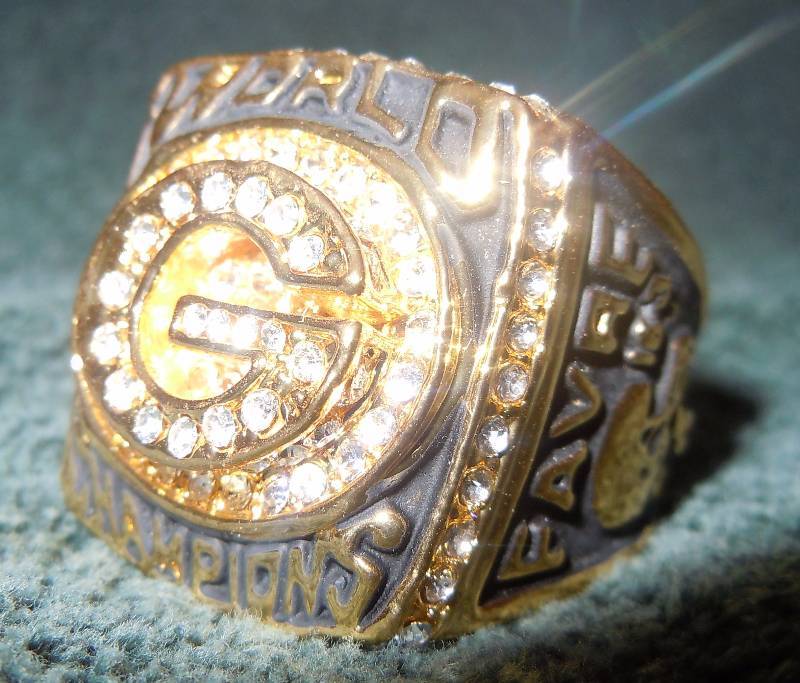 lot 215 image: Replica World Championship Ring Green Bay Packers