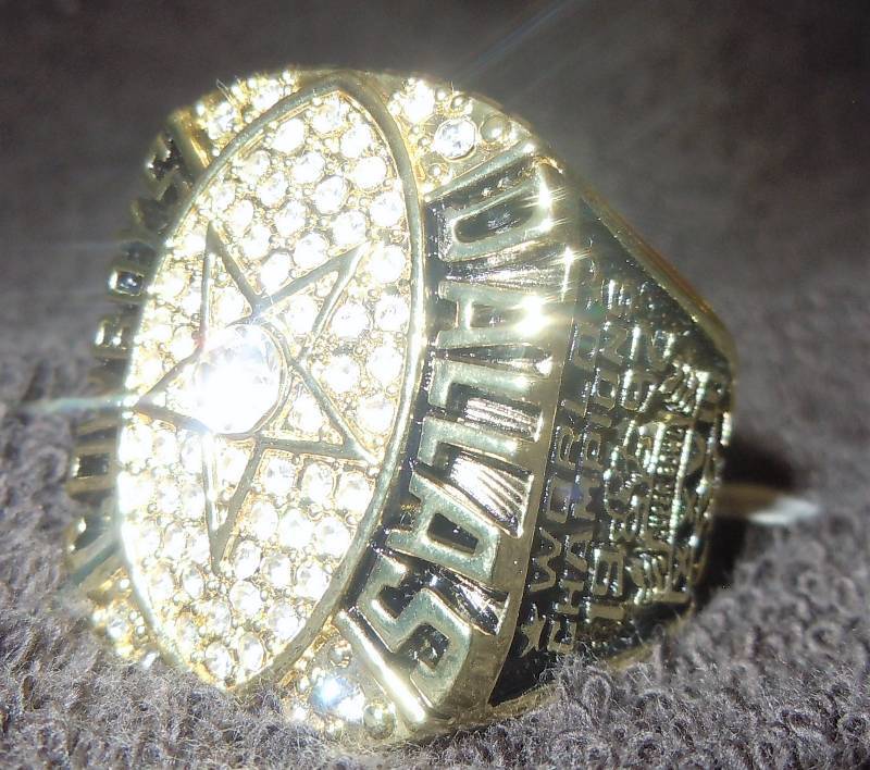 lot 222 image: Replica World Championship Ring Size 12 Dallas Cowboys