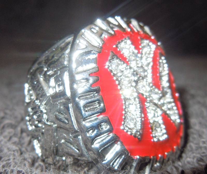 lot 237 image: Replica World Championship Ring Size 11-12 NY Yankees