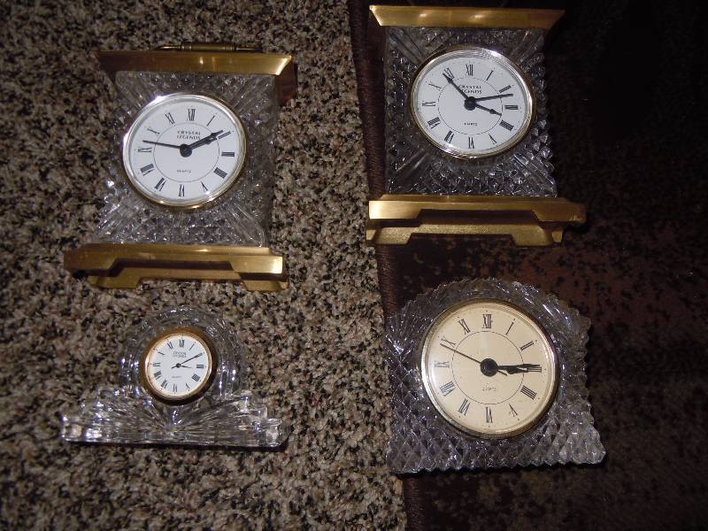 lot 253 image: Lot of Clocks
