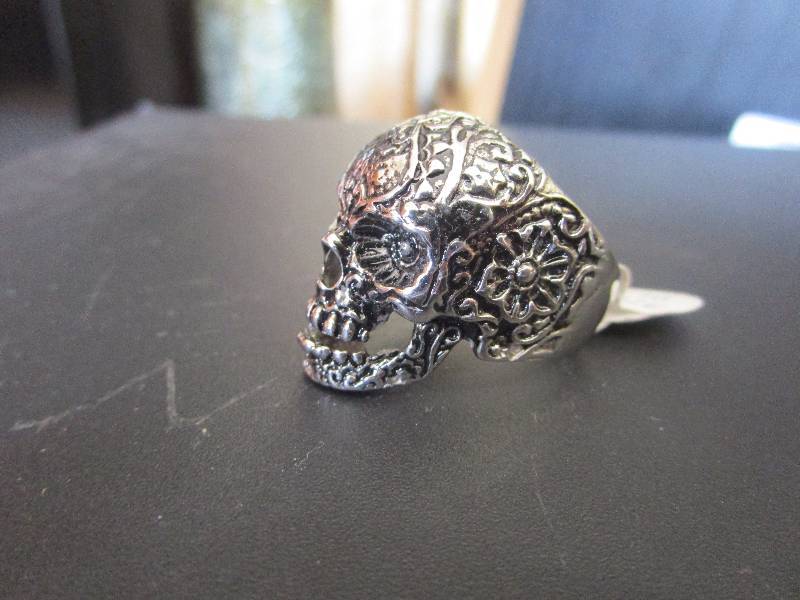lot 273 image: Skull Ring