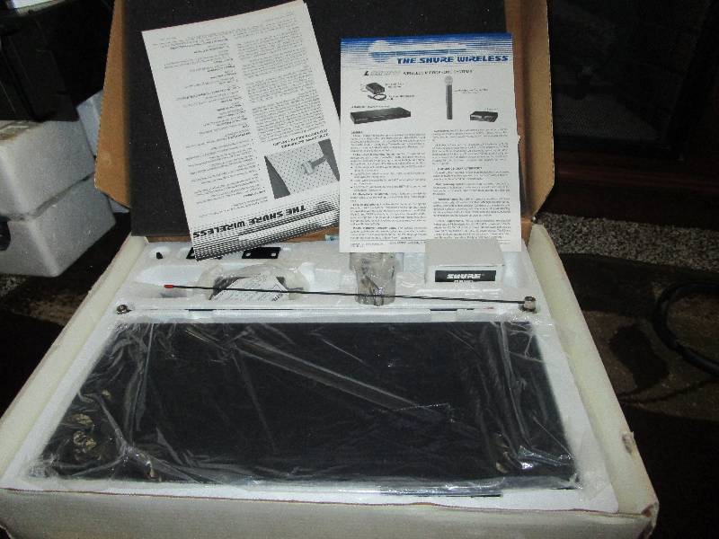 lot 284 image: Shure Wireless Set no Microphone