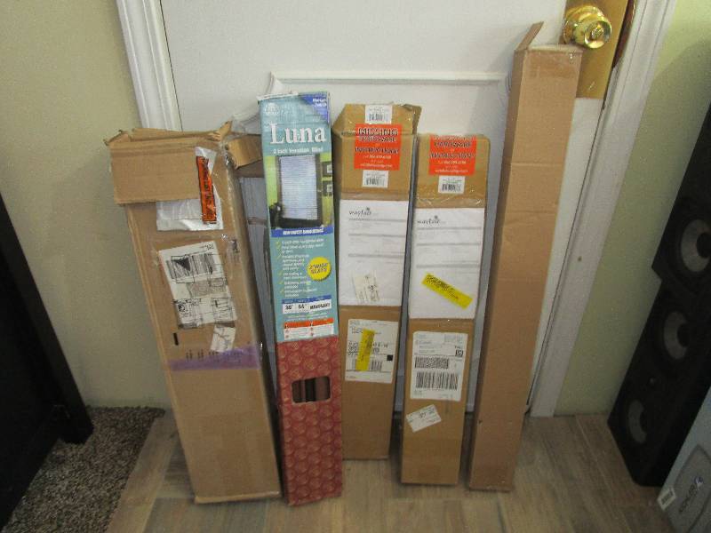 lot 293 image: Lot of Mini Blinds
