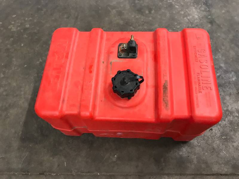 lot 104 image: 10 GALLON OUTBOARD ENGINE FUEL TANK