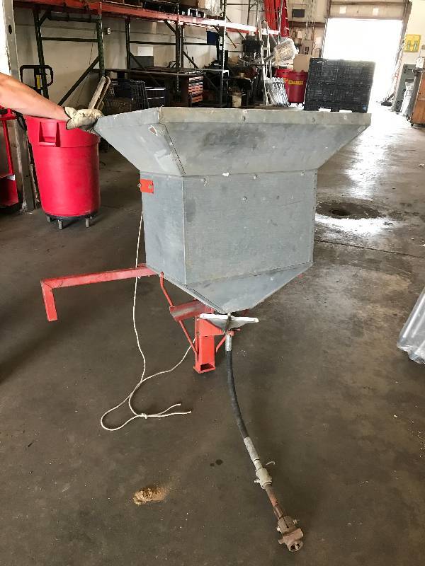 lot 101 image: 3 POINT PTO DRIVEN SEEDER BROADCASTER