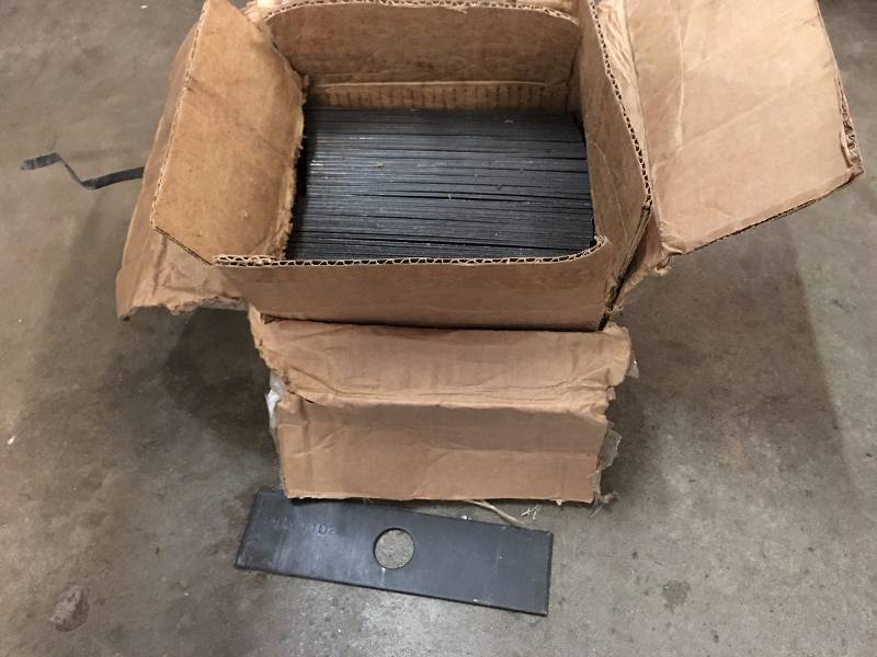 lot 115 image: B1RV1102 EDGER BLADES, 7-1116, 1CH, TREATED, NP (50pcs) Weight 25.00 lbs