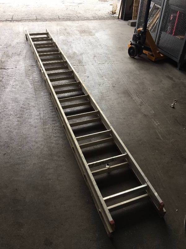 lot 157 image: 24 ALUMINUM LADDER
