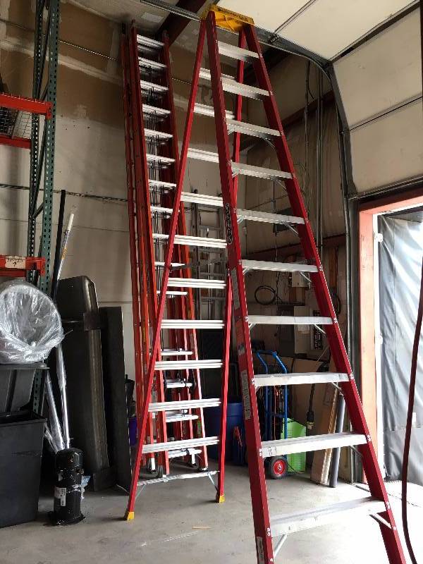 lot 161 image: 12 FIBERGLASS CONTRACTOR FOLDING LADDER ON WHEELS DOUBLE SIDED