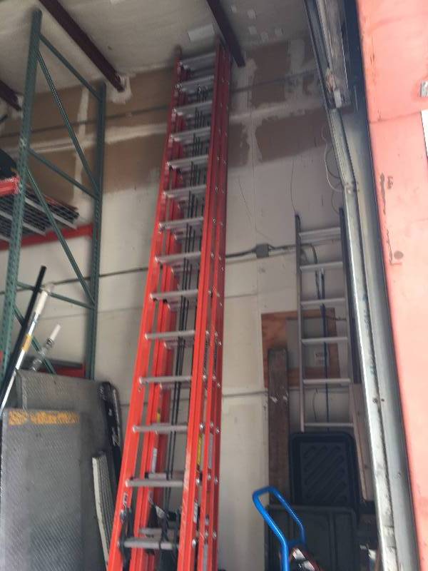 lot 162 image: 32 FIBERGLASS EXTENSION LADDER