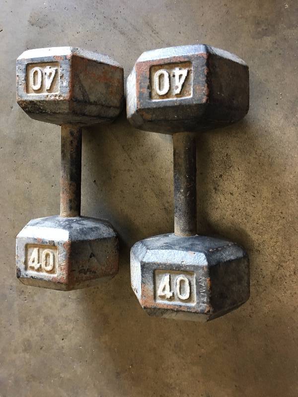 lot 211 image: 2 QTY 40LB DUMBBELLS