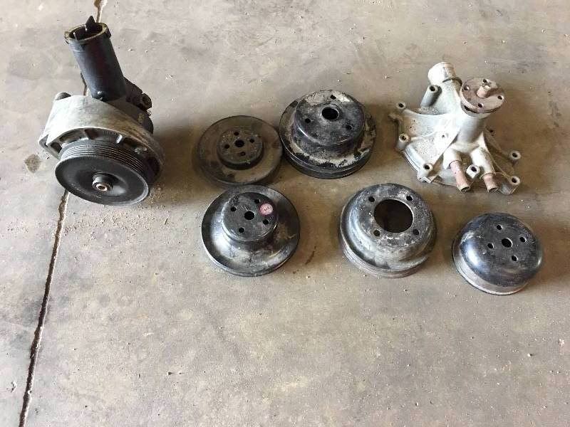 lot 213 image: 4.6 L FORD POWER STEERING PUMP, WATER PUMP AND MORE
