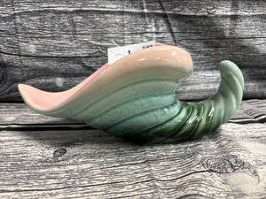 lot 1 image: Vintage hull cornucopia pottery