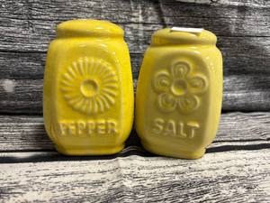 lot 4 image: Vintage yellow range wear shakers