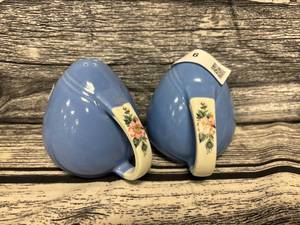 lot 6 image: Vintage hall rose parade shakers