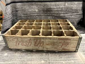 lot 15 image: Vintage 7UP fresh up�� 24 slot, Wood bottle crate, Springfield MO, Great condition 18 12 inch x 1ft