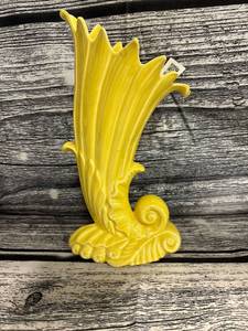 lot 33 image: USA Pottery- Horn of Plenty, 640, Yellow Vase, 10.5 Inches Tal