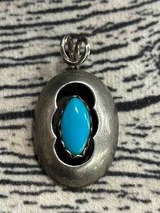 lot 46 image: Sterling silver pendant with turquoise stone